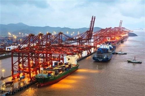 Tàu container đầu tiên cập bến an toàn sau bão; Cơ quan quản lý hàng hải hỗ trợ việc nối lại công...